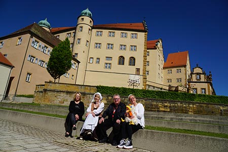 Die Schlossfuehrerinnen Evelyn Bogon, Evi Bieg, Peter Preissler und Sonja Heinen